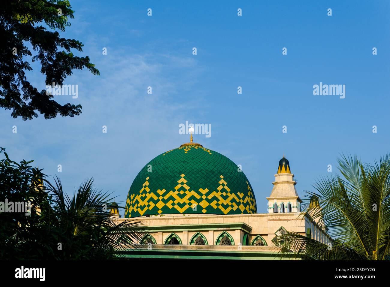 Die Kuppel der Großen Moschee von Ciamis mit der Inschrift „Allah“ ist eine der Hauptattraktionen der Moschee. Sein elegantes und sinnvolles Design. Stockfoto