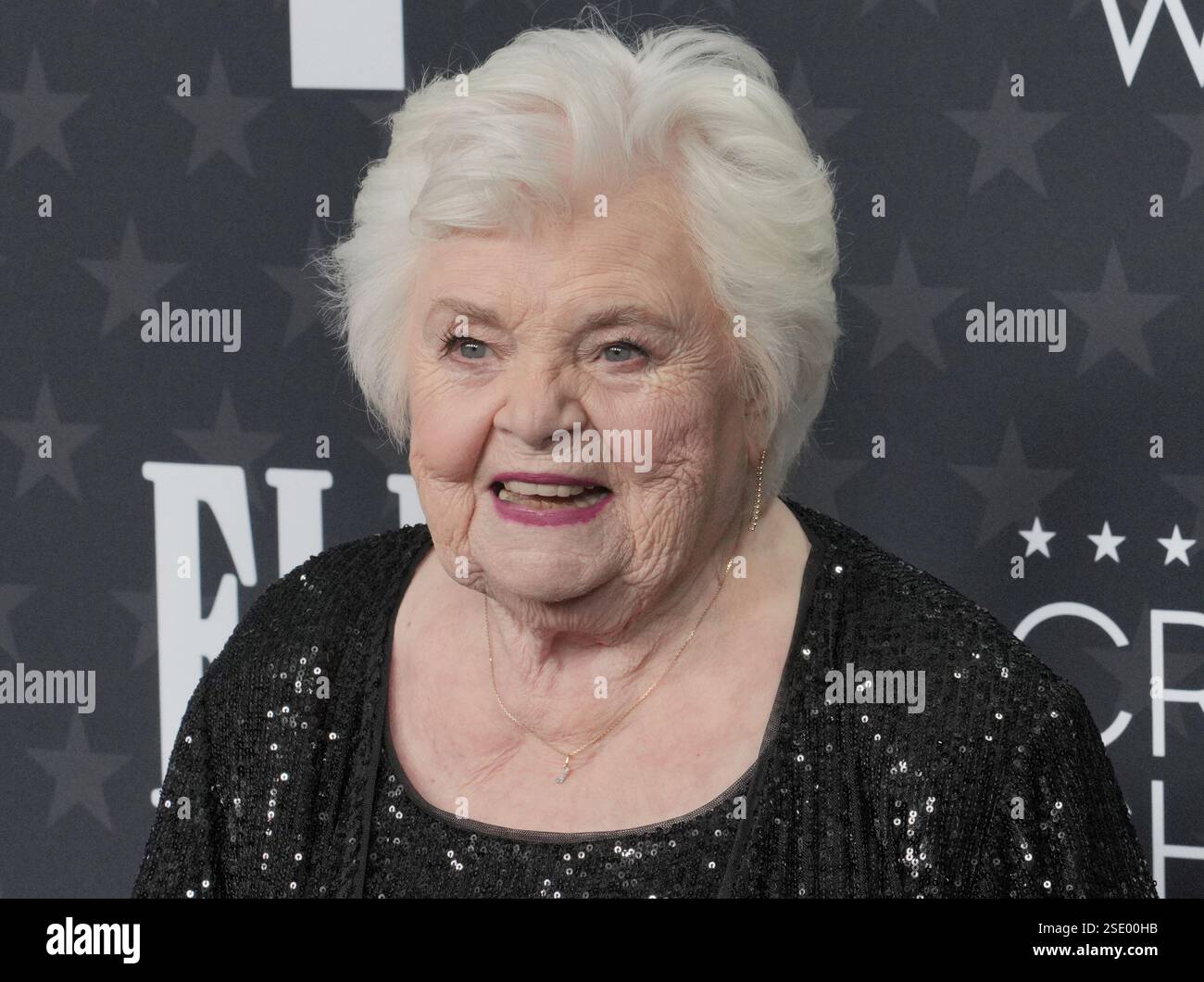 Los Angeles, USA. Februar 2025. Juni Squibb kommt bei den 30. Jährlichen Critics Choice Awards, die am Freitag im Barker Hangar in Santa Monica, CA, stattfinden. Februar 2025. (Foto: Sthanlee B. Mirador/SIPA USA) Credit: SIPA US/Alamy Live News Stockfoto