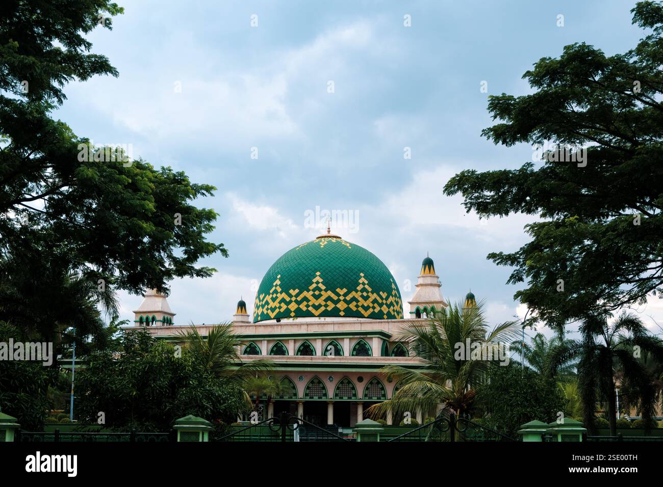 Foto einer Moschee mit grüner Kuppel in Ciamis, West Java, mit atemberaubendem architektonischem Design. Die Moschee hat eine markante grüne Kuppel. Stockfoto