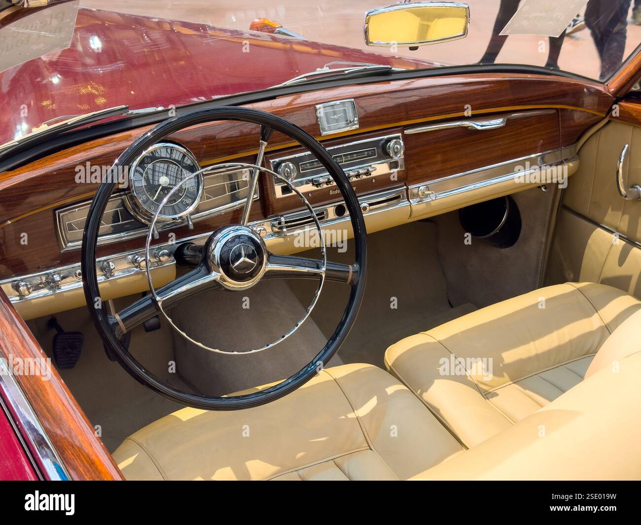 Der luxuriöse Oldtimer-Innenraum besticht durch klassische Handwerkskunst und Eleganz Stockfoto