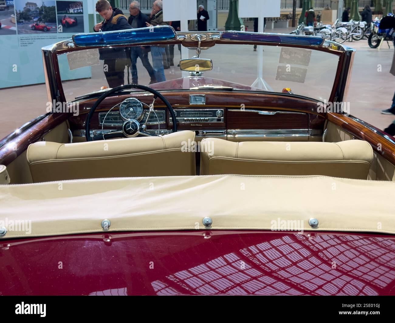 Das klassische Cabriolet präsentiert auf der Autoausstellung den Luxus von Vintage Stockfoto