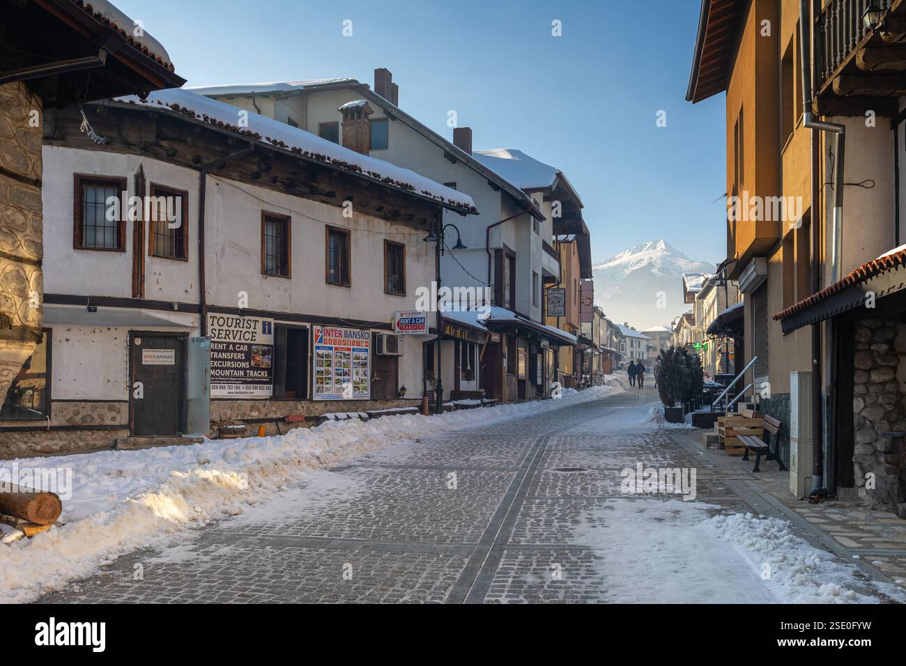 Bansko, Bulgarien - 18. Januar 2025: Blick auf die Pirin-Straße, traditionelle Häuser im bulgarischen Skigebiet Stockfoto
