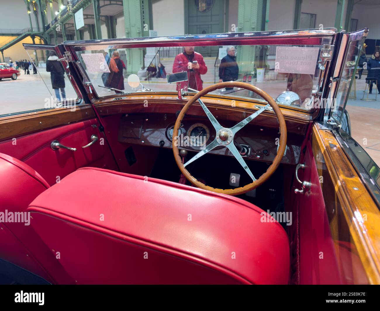 Das Vintage Cabriolet zeigt zeitlose Eleganz auf der Oldtimer-Show Stockfoto