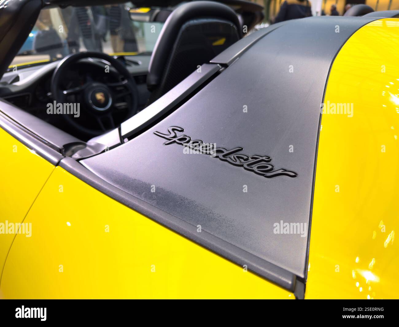 Der Sportwagen in leuchtendem Gelb besticht durch ein schlankes Design und kraftvollen Stil Stockfoto