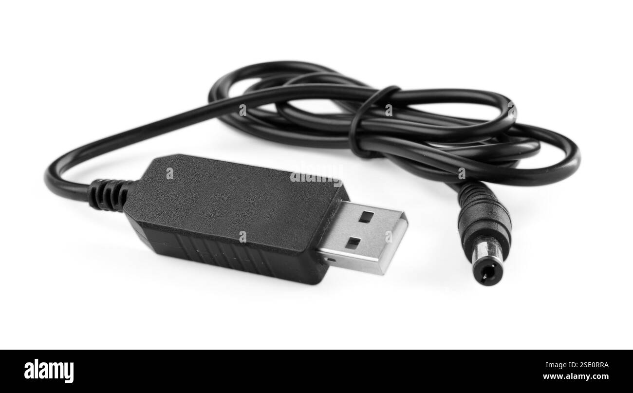 Schwarzes USB-Ladekabel isoliert auf weiß Stockfoto