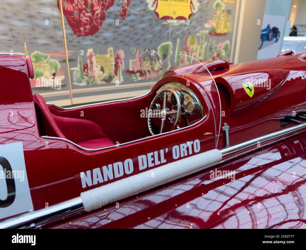 Das Ferrari-Rennfahrzeug präsentiert elegante Handwerkskunst und Geschichte Stockfoto