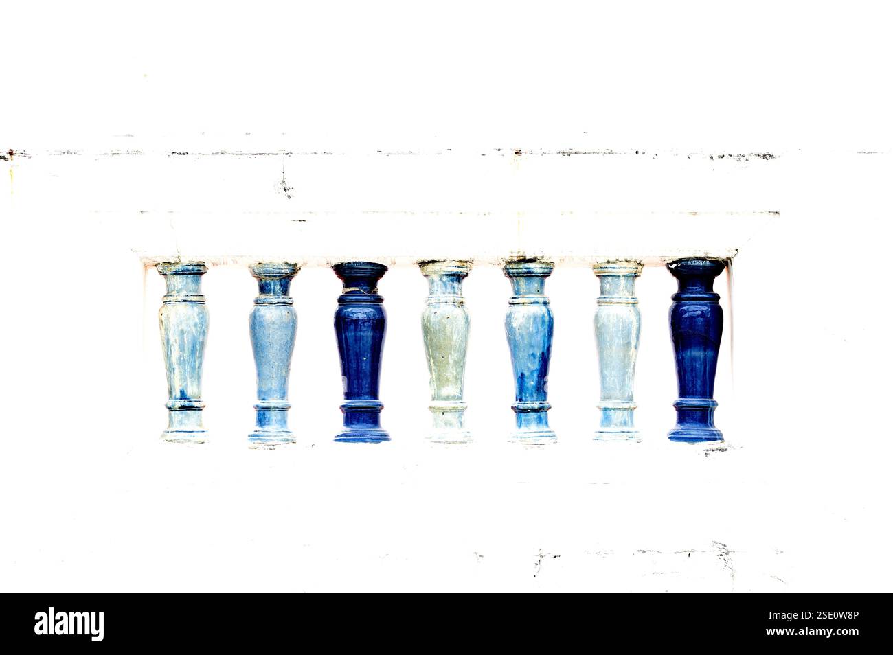 Die Fassade dieses historischen Gebäudes ist mit farbigen Details versehen und stellt einen Charakter, ein Tier oder eine Blume dar. Das Hotel spielt in Bangkok, Thailand, Asien Stockfoto