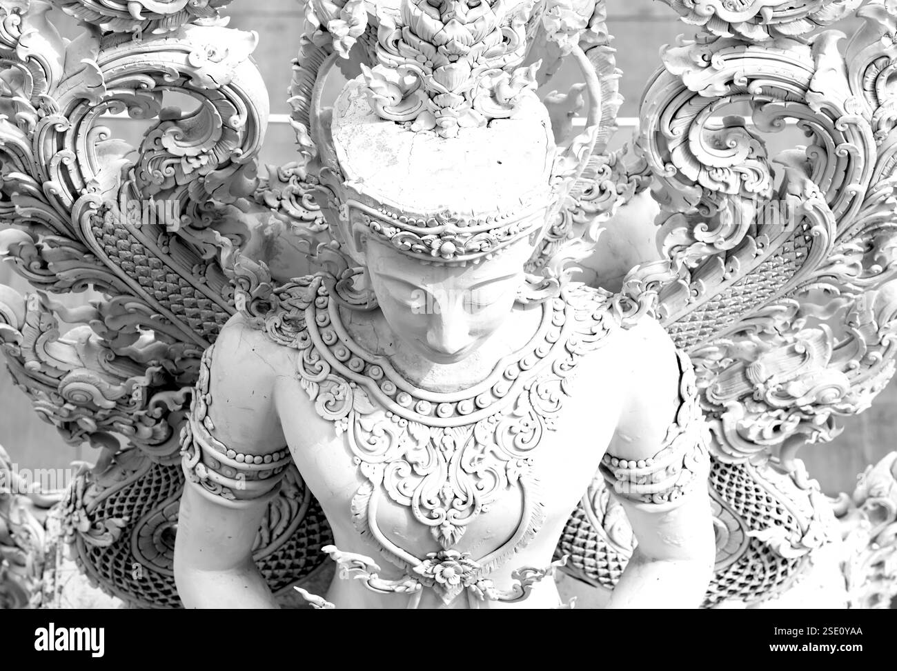 Die Fassade dieses historischen Gebäudes ist mit farbigen Details versehen und stellt einen Charakter, ein Tier oder eine Blume dar. Das Hotel spielt in Bangkok, Thailand, Asien Stockfoto