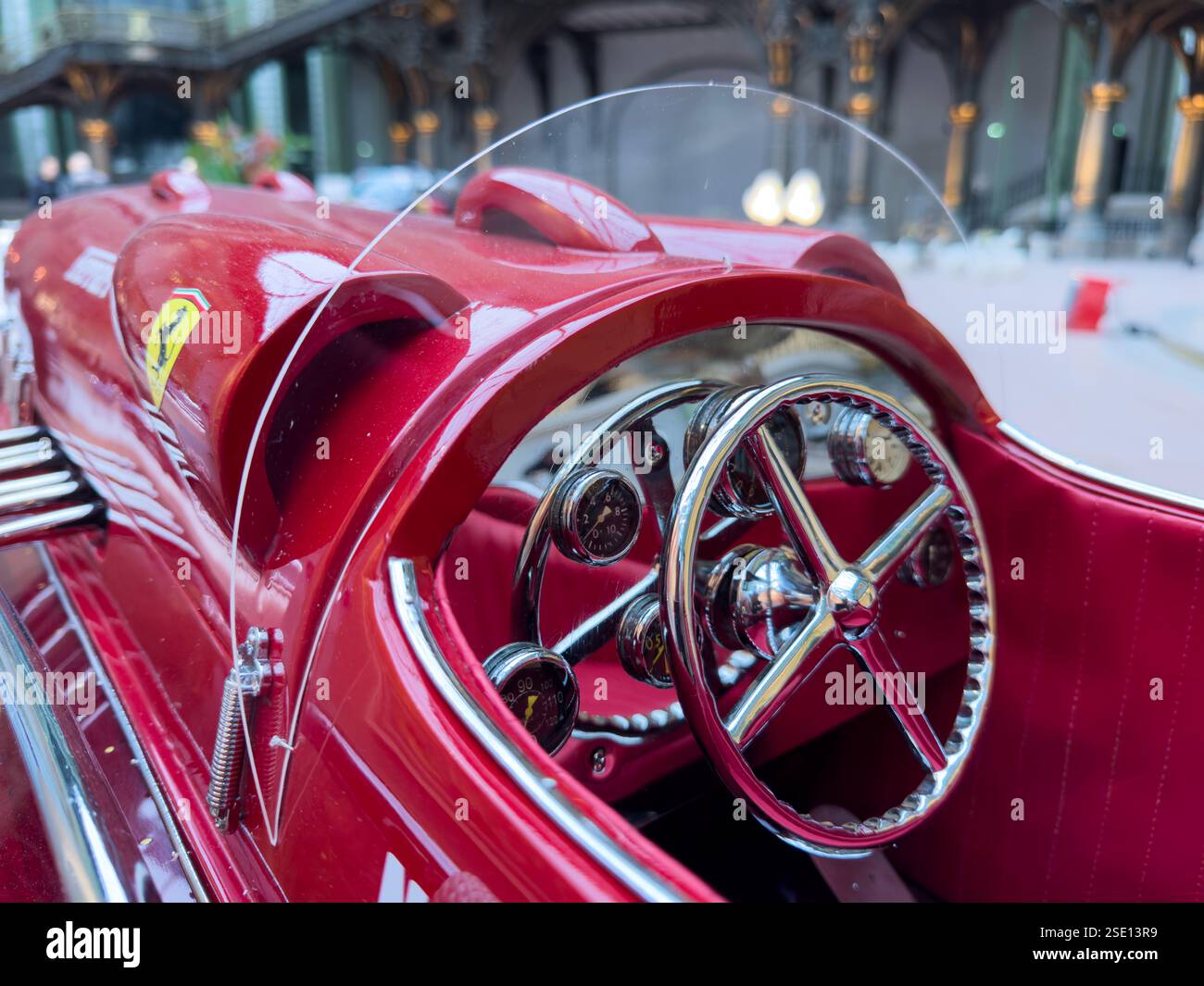 Der Innenraum eines klassischen Sportwagens besticht durch Eleganz und komplizierte Designdetails Stockfoto