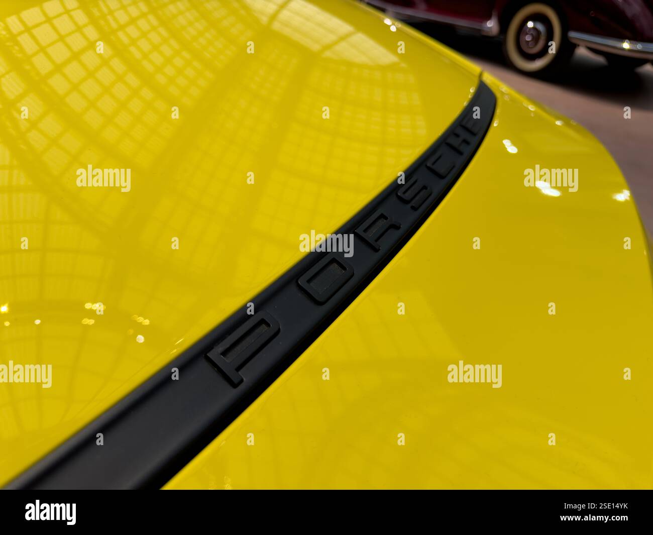 Das leuchtend gelbe Design eines Sportwagens zeigt ein elegantes Design auf einer Autoausstellung Stockfoto