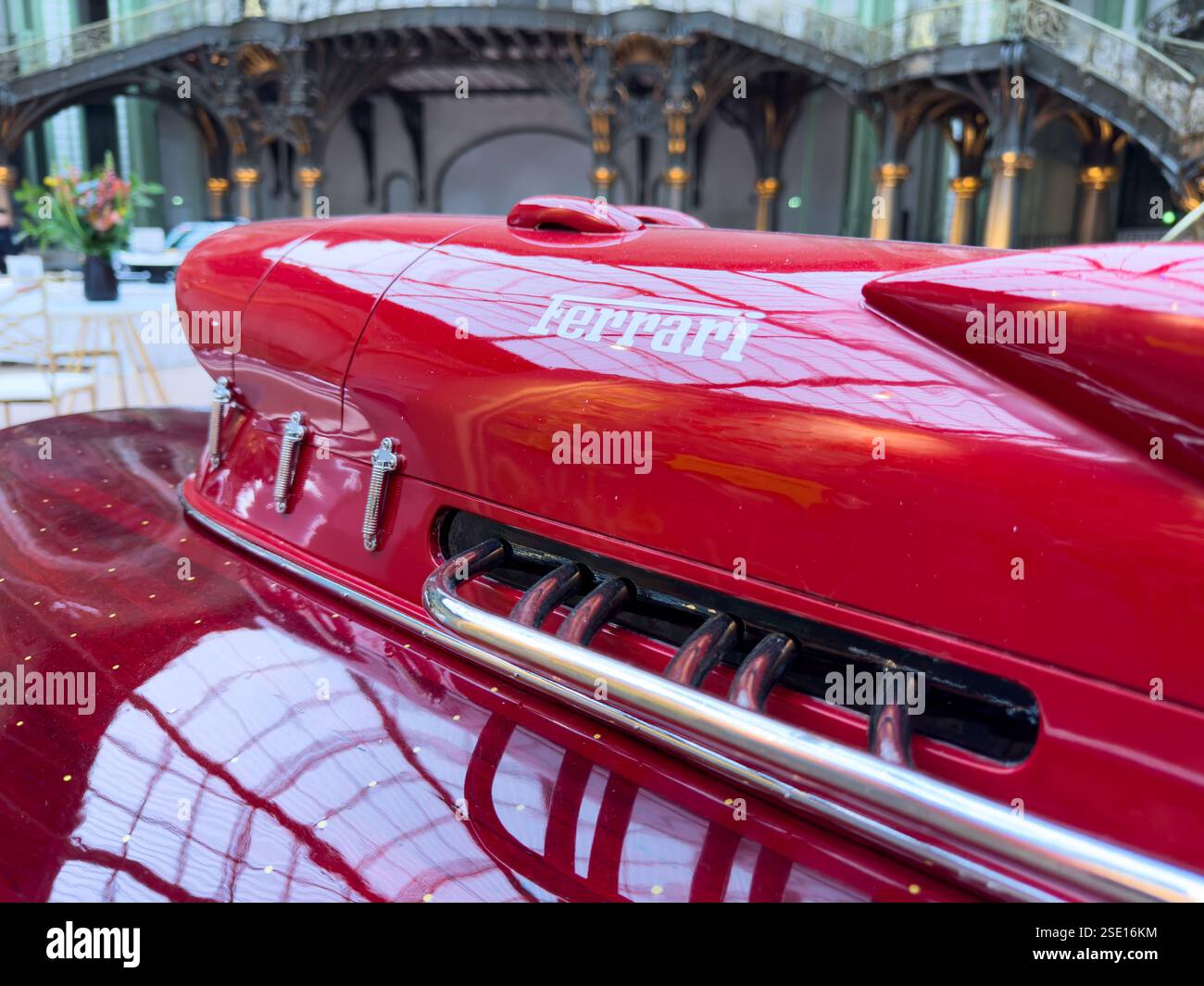 Das exotische rote Fahrzeug zeigt ein elegantes Design in einem eleganten Innenraum Stockfoto