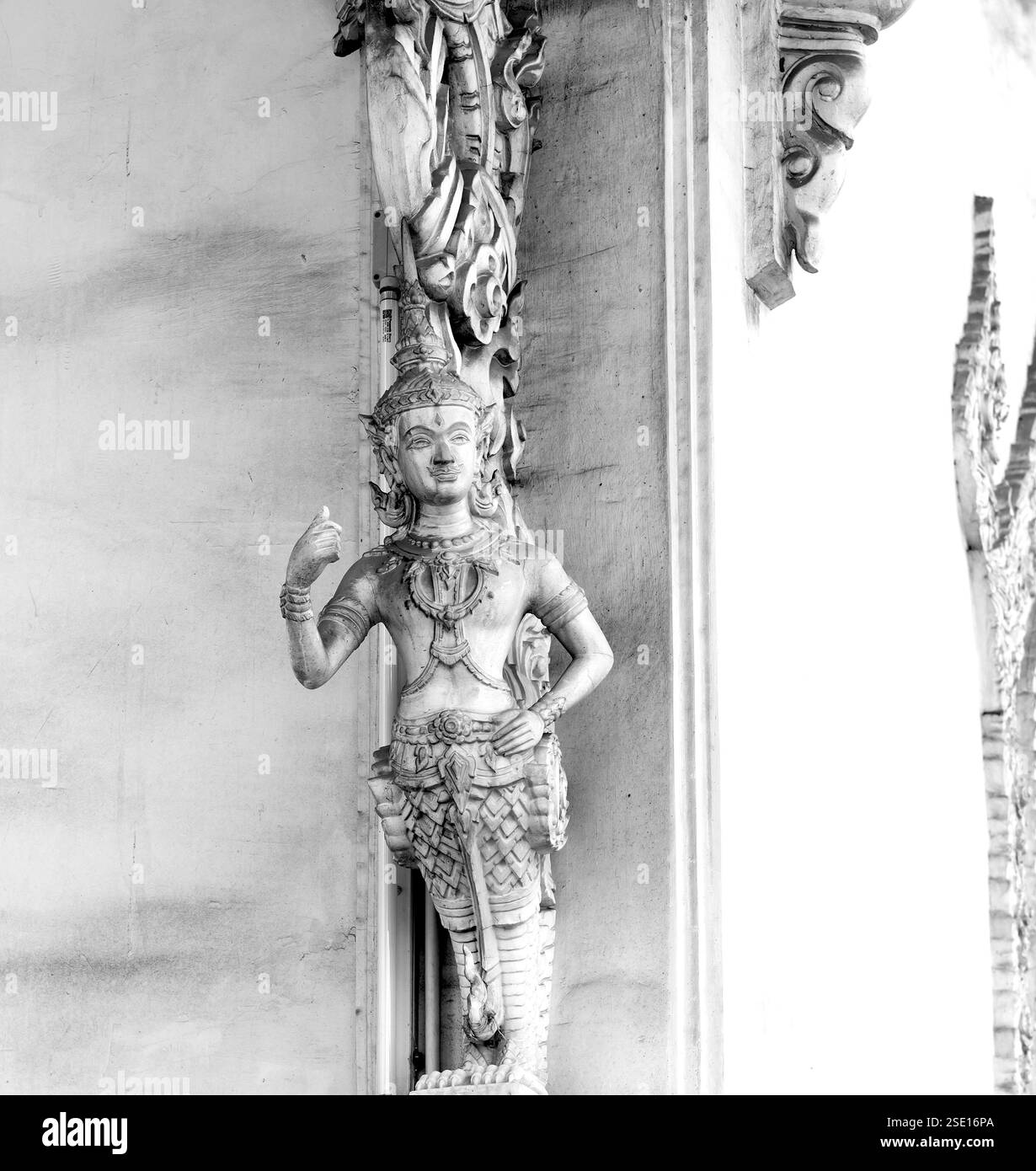 Die Fassade dieses historischen Gebäudes ist mit farbigen Details versehen und stellt einen Charakter, ein Tier oder eine Blume dar. Das Hotel spielt in Bangkok, Thailand, Asien Stockfoto