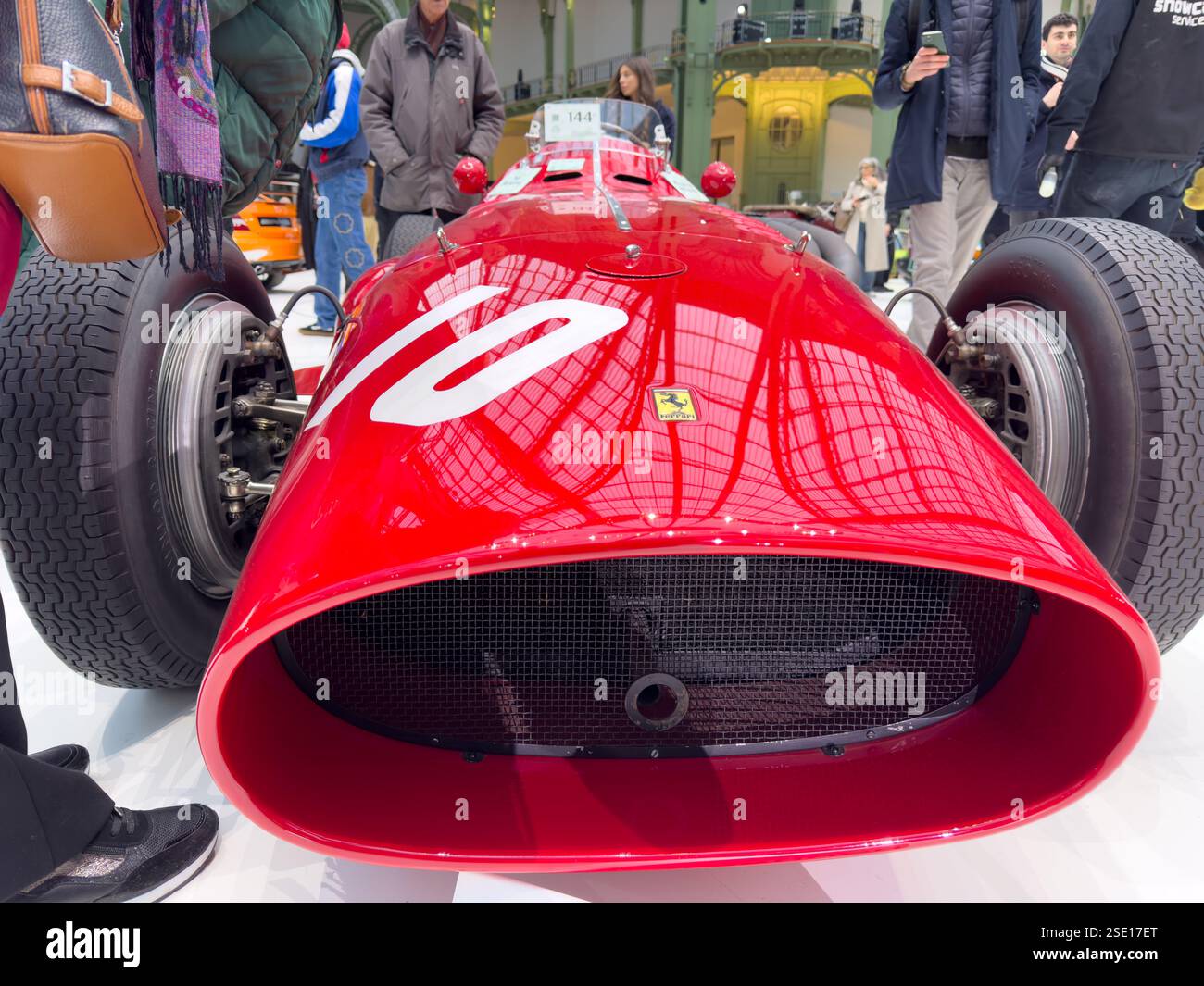 Klassischer roter Rennwagen auf einer Automobilausstellung im Frühjahr Stockfoto