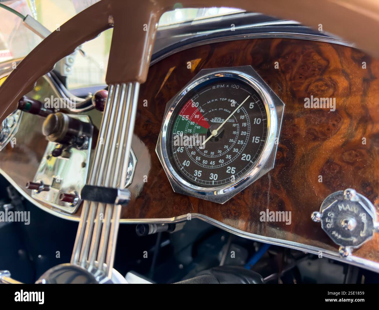 Die klassische Gauge zeigt Vintage-Handwerkskunst in einem eleganten Fahrzeuginnenraum Stockfoto