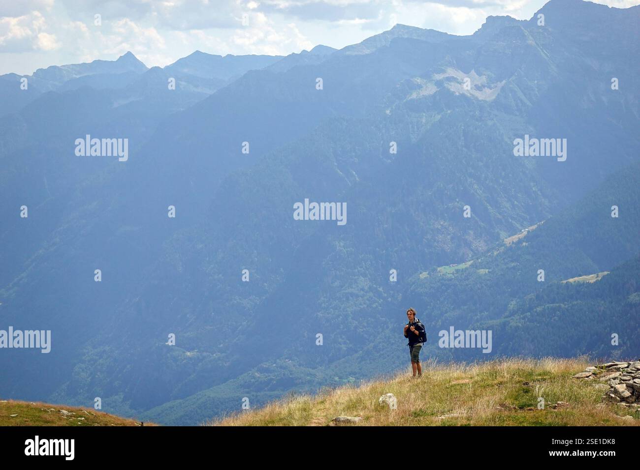 26.07.2022, Cari, Kanton Tessin, che - Jugendlicher bei einer Alpenwanderung. MRyes, 15-20 Jahre, Alpen, aussen, Aussenaufnahme, Berge, Berglandschaft, Cari, Europa, europaeisch, Ferne, Gebirge, Geologie, geologisch, Horizont, Jahreszeit, Jugendlicher, Kanton Tessin, Kaukasier, Kaukasisch, Landschaft, Landschaftsaufnahme, Mensch, Natur, Nuova Cari, Person, QF, Querformat, Schweiz, Schweizer Alpen, schweizerisch, Sommer, Teenager, Wanderer, Wandern, Wanderung, Weite, Westeuropa 220726D388NUOVA CARI.JPG *** 26 07 2022, Cari, Kanton Tessin, che Teenager auf alpiner Wanderung MR. yes, 15 20 Jahre, Alpen Stockfoto