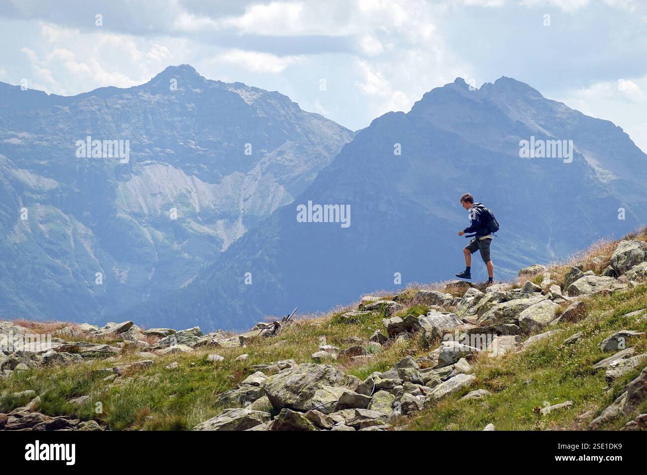 26.07.2022, Cari, Kanton Tessin, che - Jugendlicher bei einer Alpenwanderung. MRyes, 15-20 Jahre, Alpen, aussen, Aussenaufnahme, Berge, Berglandschaft, Cari, Europa, europaeisch, Ferne, Gebirge, Geologie, geologisch, Horizont, Jahreszeit, Jugendlicher, Kanton Tessin, Kaukasier, Kaukasisch, Landschaft, Landschaftsaufnahme, Mensch, Natur, Nuova Cari, Person, QF, Querformat, Schweiz, Schweizer Alpen, schweizerisch, Sommer, Teenager, Wanderer, Wandern, Wanderung, Weite, Westeuropa 220726D382NUOVA CARI.JPG *** 26 07 2022, Cari, Kanton Tessin, che Teenager auf alpiner Wanderung MR. yes, 15 20 Jahre, Alpen Stockfoto