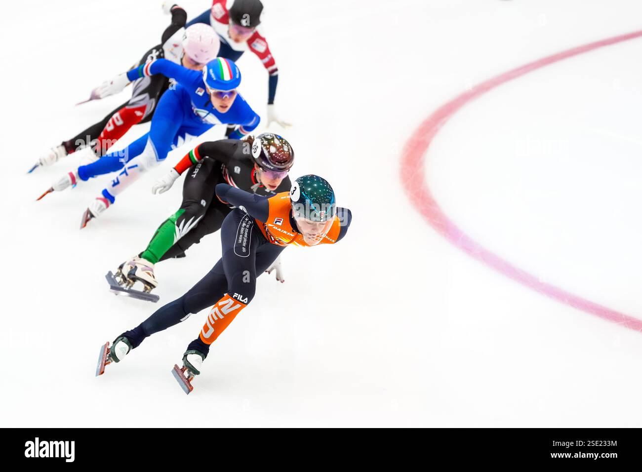 Tilburg, Niederlande. Februar 2025. TILBURG, NIEDERLANDE - 8. FEBRUAR: Xandra Velzeboer aus den Niederlanden während der ISU World Tour 2024-2025 im IJsportcentrum am 8. Februar 2025 in Tilburg, Niederlande (Foto: Douwe Bijlsma/Orange Pictures) Credit: Orange Pics BV/Alamy Live News Stockfoto