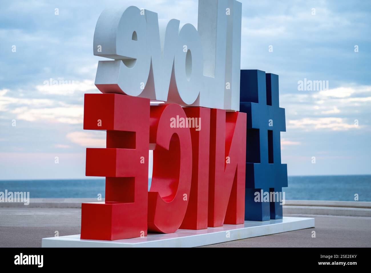 Ich liebe das Schild "Nizza" in Nizza, Frankreich über Meer und blauem Himmel Stockfoto