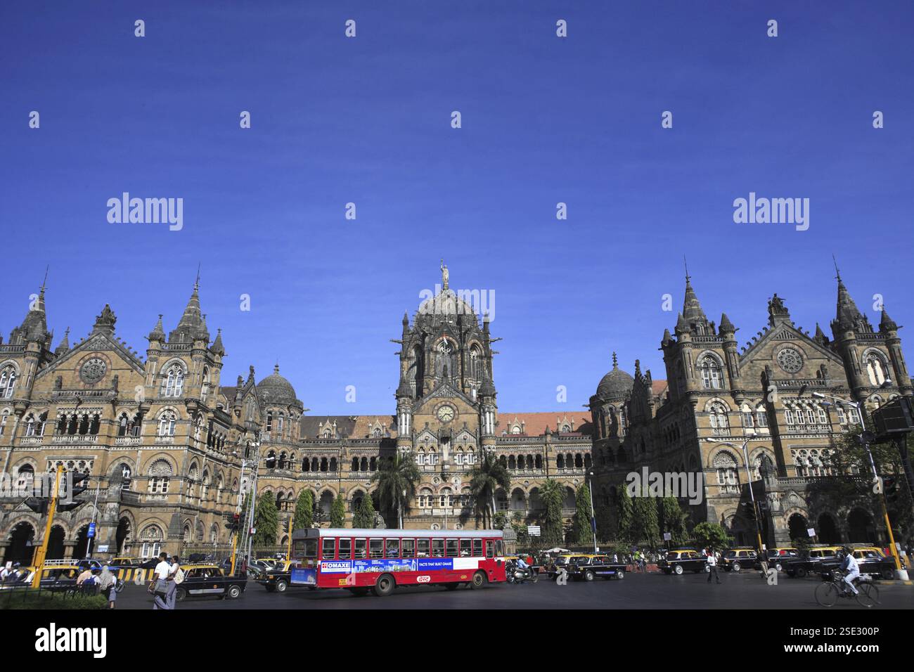 Red BEST Bus vor dem Chhatrapati Shivaji Terminus (früher Victoria Terminus), Bombay Mumbai, Maharashtra, Indien UNESCO-Weltkulturerbe Stockfoto