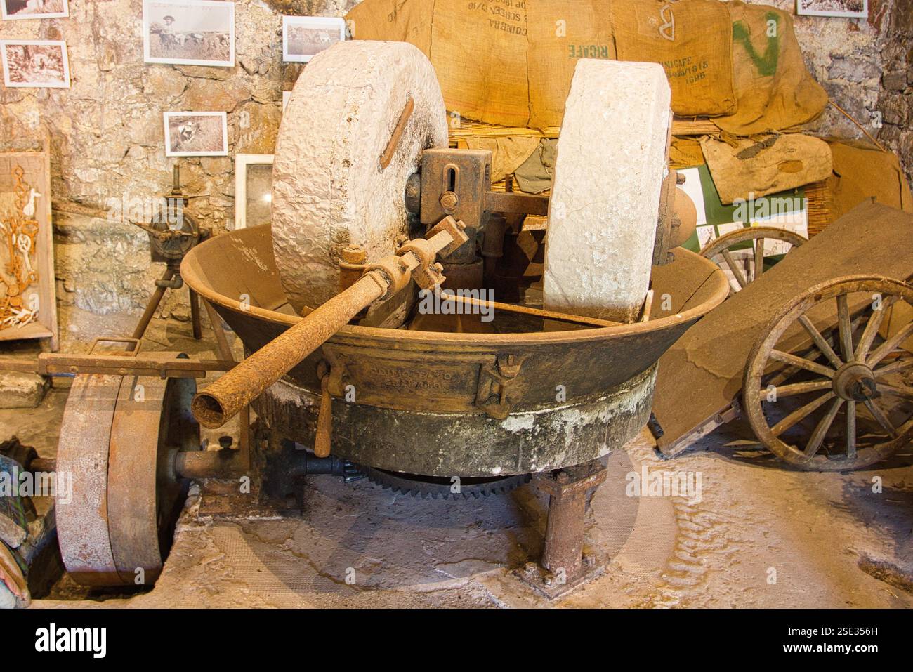 Historische landwirtschaftliche Geräte in Velo Grablje, Hvar, Dalmatien, Kroatien Stockfoto