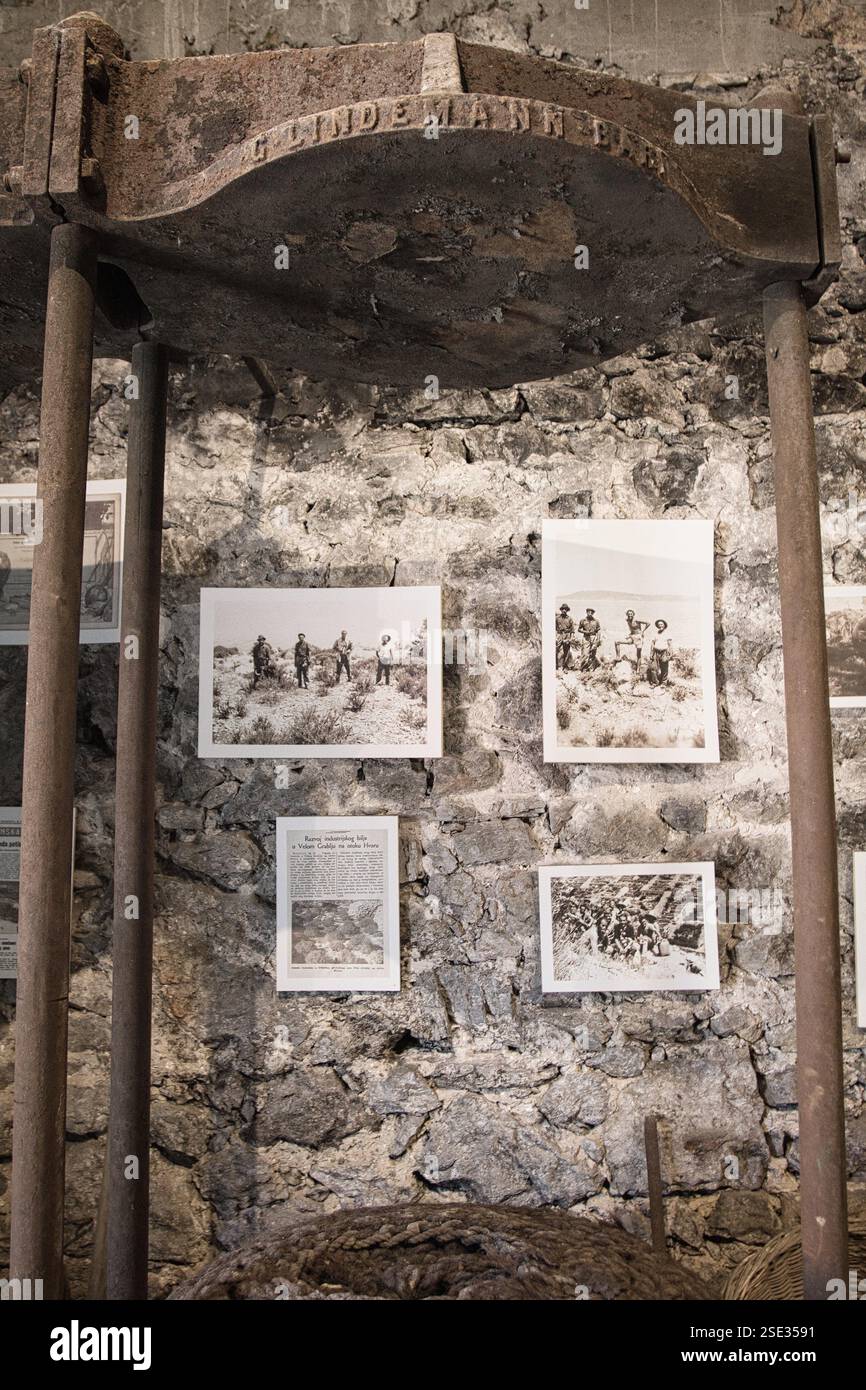 Historische landwirtschaftliche Geräte in Velo Grablje, Hvar, Dalmatien, Kroatien Stockfoto