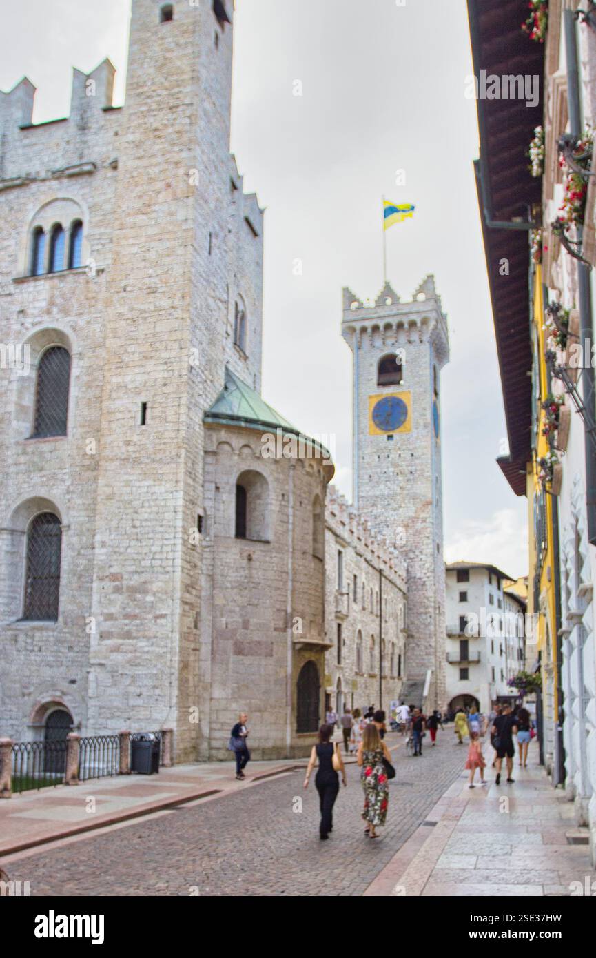 Blick auf die Straße in Trient, Italien, mit historischer Architektur und Kopfsteinpflasterstraßen. Stockfoto