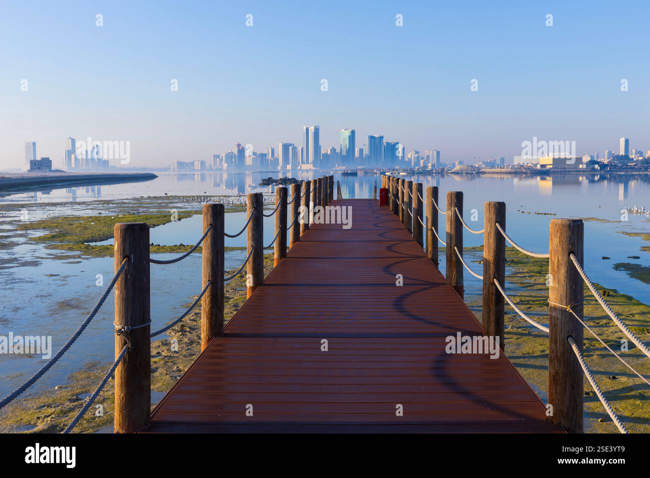 Panoramablick von einem Ponton vor dem Fort Arad in Manama, Bahrain Stockfoto