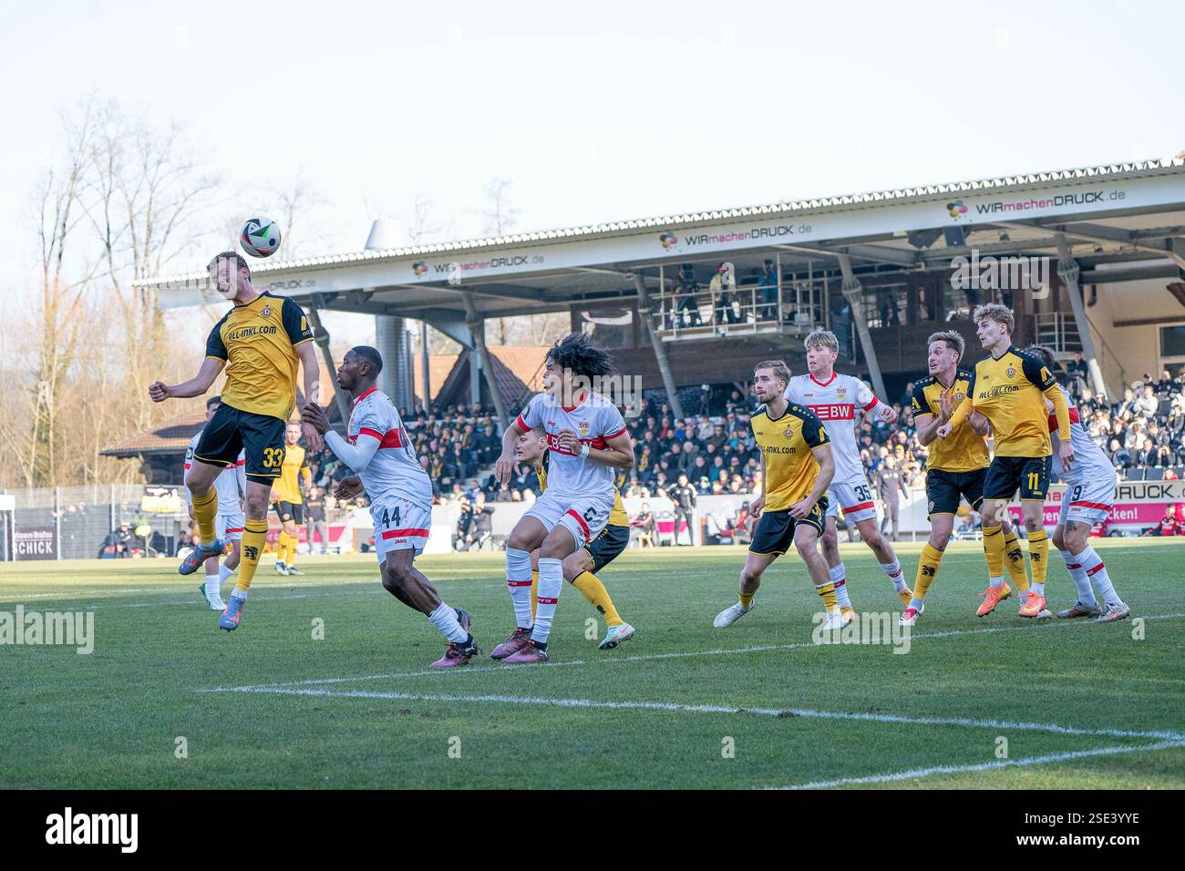Aspach, Deutschland. Februar 2025. Christoph Daferner (SG Dynamo Dresden, #33) versucht es per Kopf, VFB Stuttgart II vs. SG Dynamo Dresden, Fussball, 3. Liga, 23. Spieltag, Saison 2024/2025, 08.02.2025 Foto: Eibner-Pressefoto/Philip Ziegler Credit: dpa/Alamy Live News Stockfoto