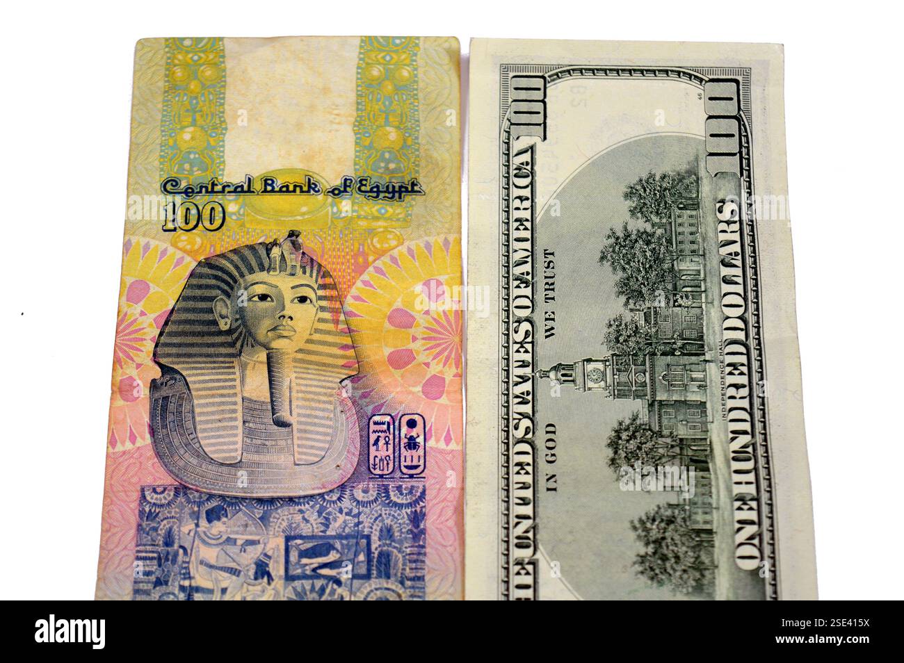 Rückseite der alten hundert ägyptischen Pfund mit Tutanchamamens Maske über Fries in der Mitte des vertikalen Formats und 100 US-Dollar mit dem Stockfoto Rückseite der alten hundert ägyptischen Pfund mit Tutanchamamens Maske über Fries in der Mitte des vertikalen Formats und 100 US-Dollar mit dem Stockfoto