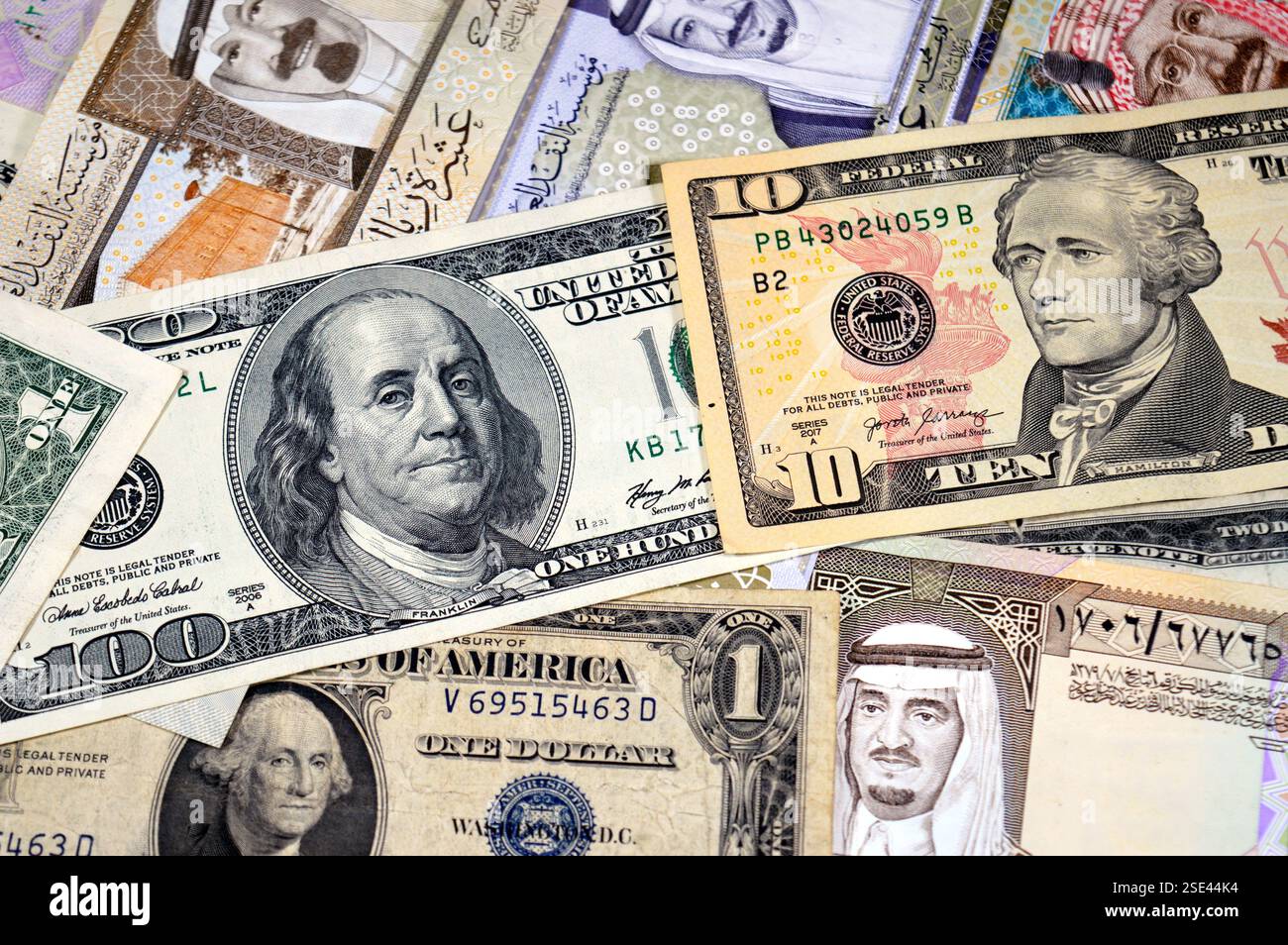 US-Dollar-Banknoten US-Dollar und SAR Saudi-Arabien Geldscheine von Riyals-Banknoten, von unterschiedlichem Wert, Geld und wirtschaftlichem Status des Kurres Stockfoto