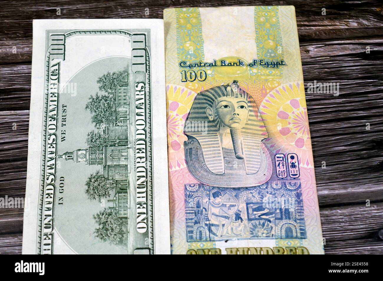 Rückseite der alten hundert ägyptischen Pfund mit Tutanchamamens Maske über Fries in der Mitte des vertikalen Formats und 100 US-Dollar mit dem Stockfoto Rückseite der alten hundert ägyptischen Pfund mit Tutanchamamens Maske über Fries in der Mitte des vertikalen Formats und 100 US-Dollar mit dem Stockfoto