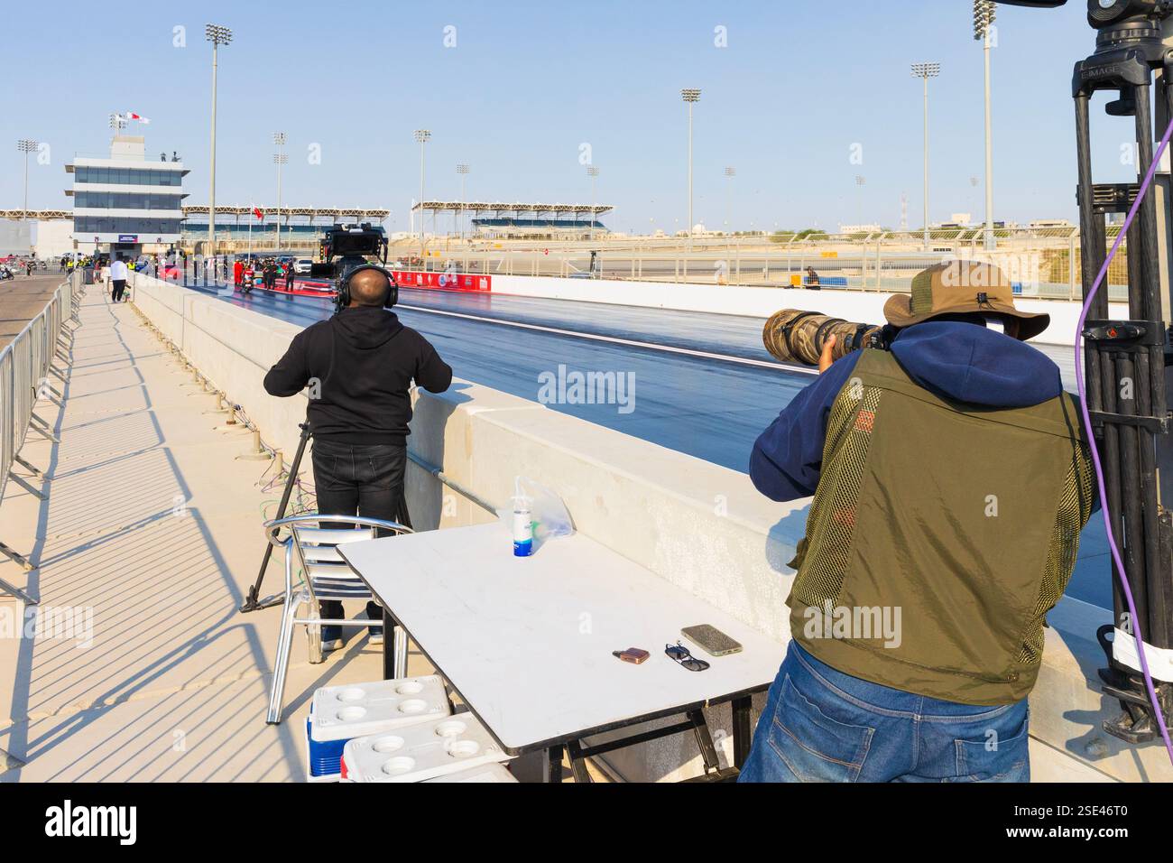 Die Presse berichtet über ein paar Drag-Racing auf dem Bahrain International Circuit in Sakhir, Bahrain Stockfoto