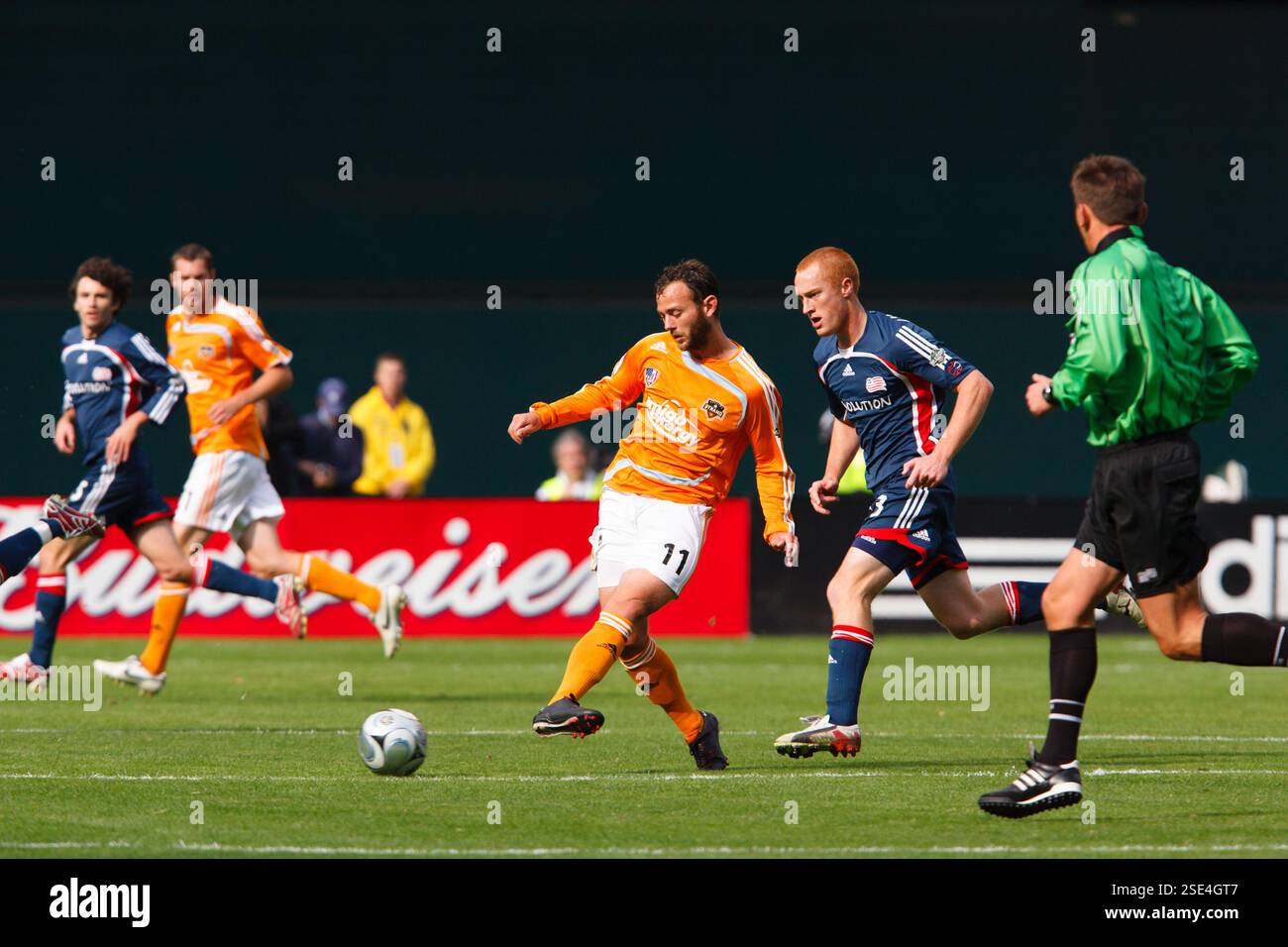 WASHINGTON, DC - 18. NOVEMBER: Brad Davis von den Houston Dynamo gibt den Ball gegen die New England Revolution während des MLS Cup Meisterschaftsspiels am 18. November 2007 im RFK Stadium in Washington, DC. Kommerzielle Nutzung verboten. (Foto: Jonathan Paul Larsen / Diadem Images) Stockfoto