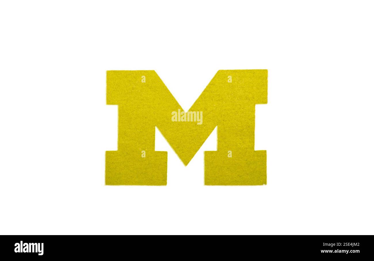 Ann Arbor, MI - 12. November 2024 University of Michigan NCAA College Football Maisgelb Farbe. Das Logo in Block M in der Schriftart Victors. Isolieren Stockfoto