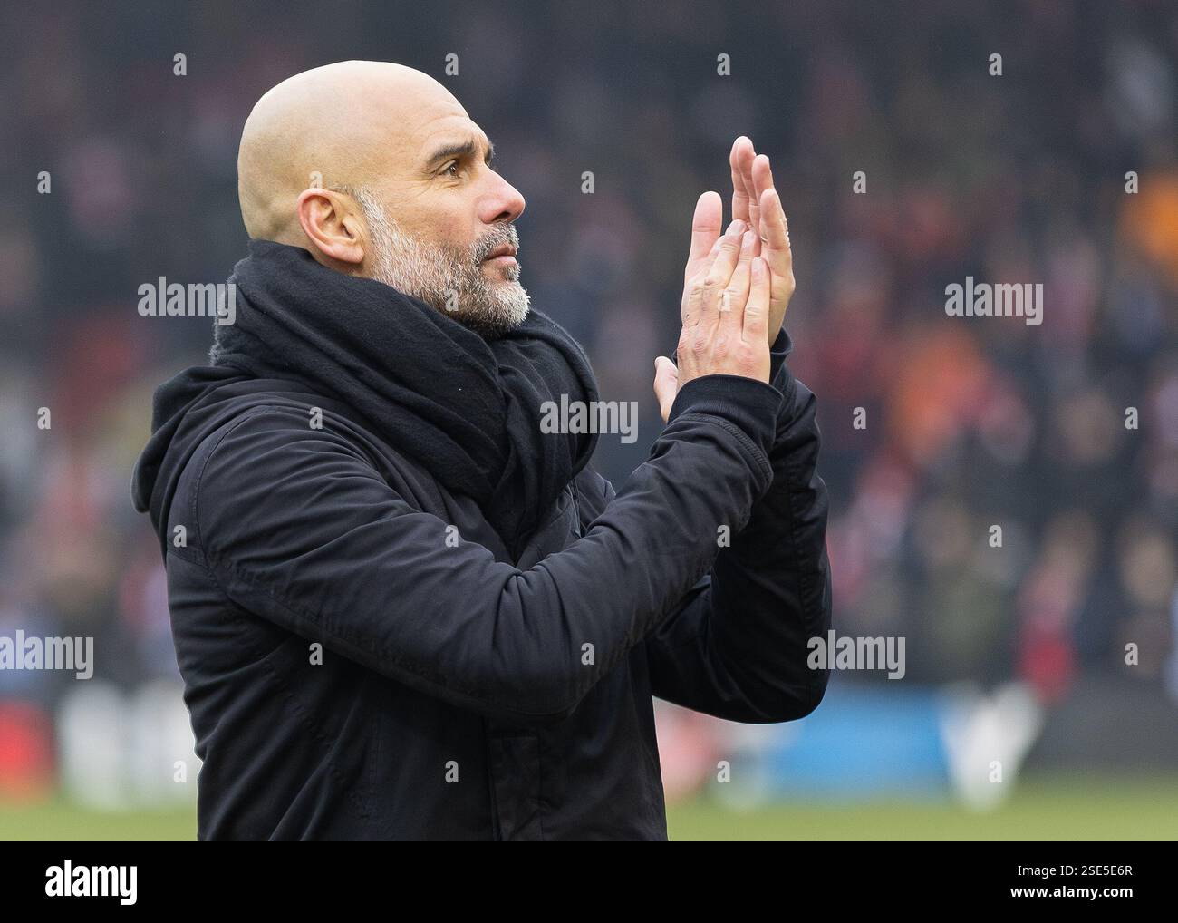 London, Großbritannien. Februar 2025. Manchester City-Manager PEP Guardiola beweist nach dem FA-Cup-Spiel im Stadion der Gaughan Group in London seine Anerkennung für die Reisenden Fans. Der Bildnachweis sollte lauten: Ian Stephen/Sportimage Credit: Sportimage Ltd/Alamy Live News Stockfoto