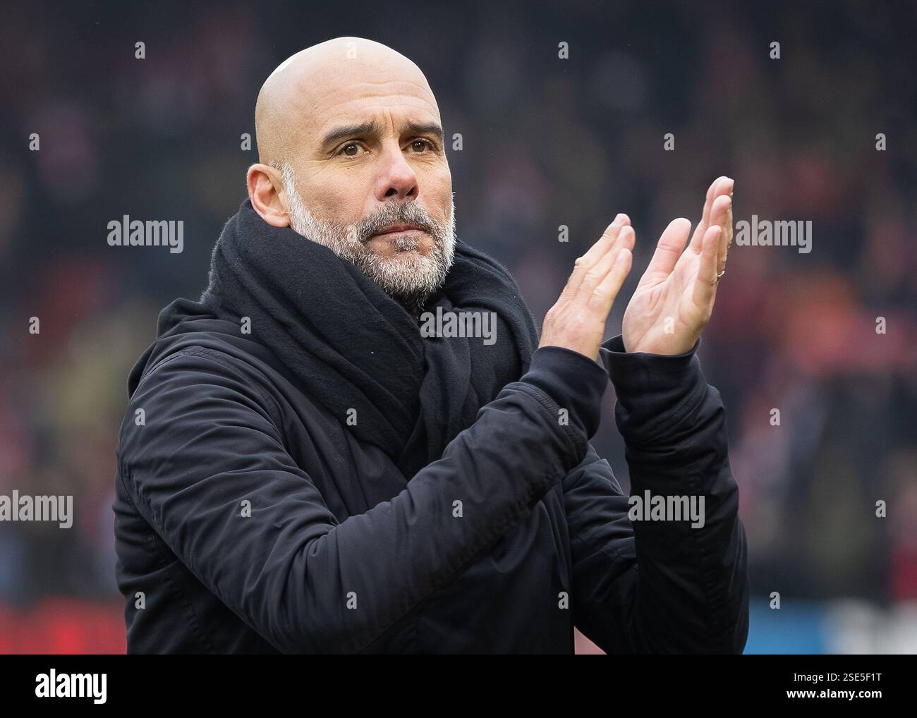 London, Großbritannien. Februar 2025. Manchester City-Manager PEP Guardiola beweist nach dem FA-Cup-Spiel im Stadion der Gaughan Group in London seine Anerkennung für die Reisenden Fans. Der Bildnachweis sollte lauten: Ian Stephen/Sportimage Credit: Sportimage Ltd/Alamy Live News Stockfoto