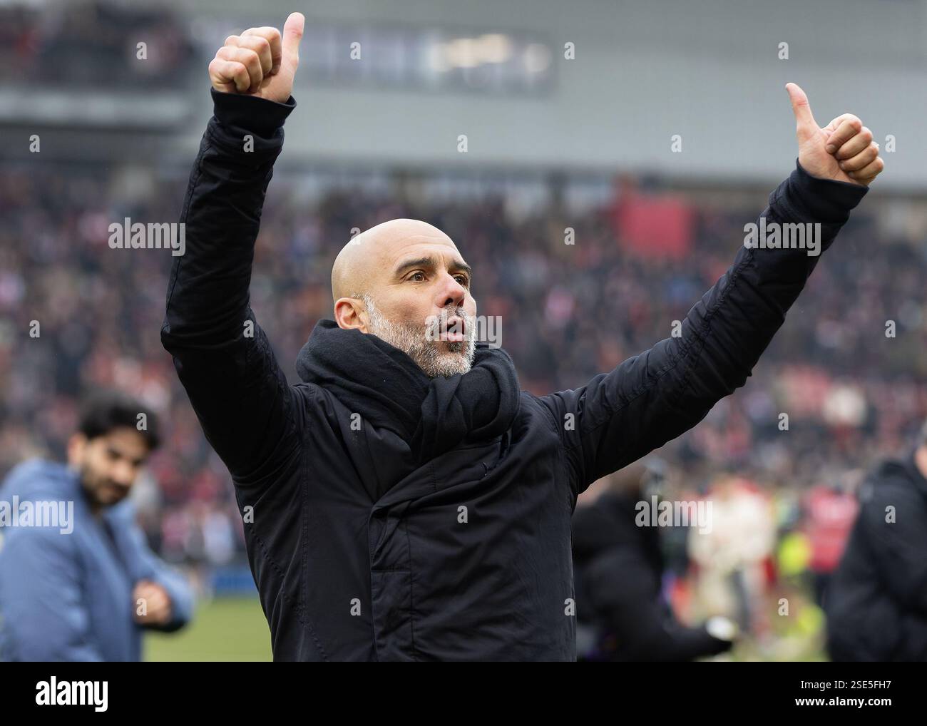 London, Großbritannien. Februar 2025. Manchester City-Manager PEP Guardiola beweist nach dem FA-Cup-Spiel im Stadion der Gaughan Group in London seine Anerkennung für die Reisenden Fans. Der Bildnachweis sollte lauten: Ian Stephen/Sportimage Credit: Sportimage Ltd/Alamy Live News Stockfoto