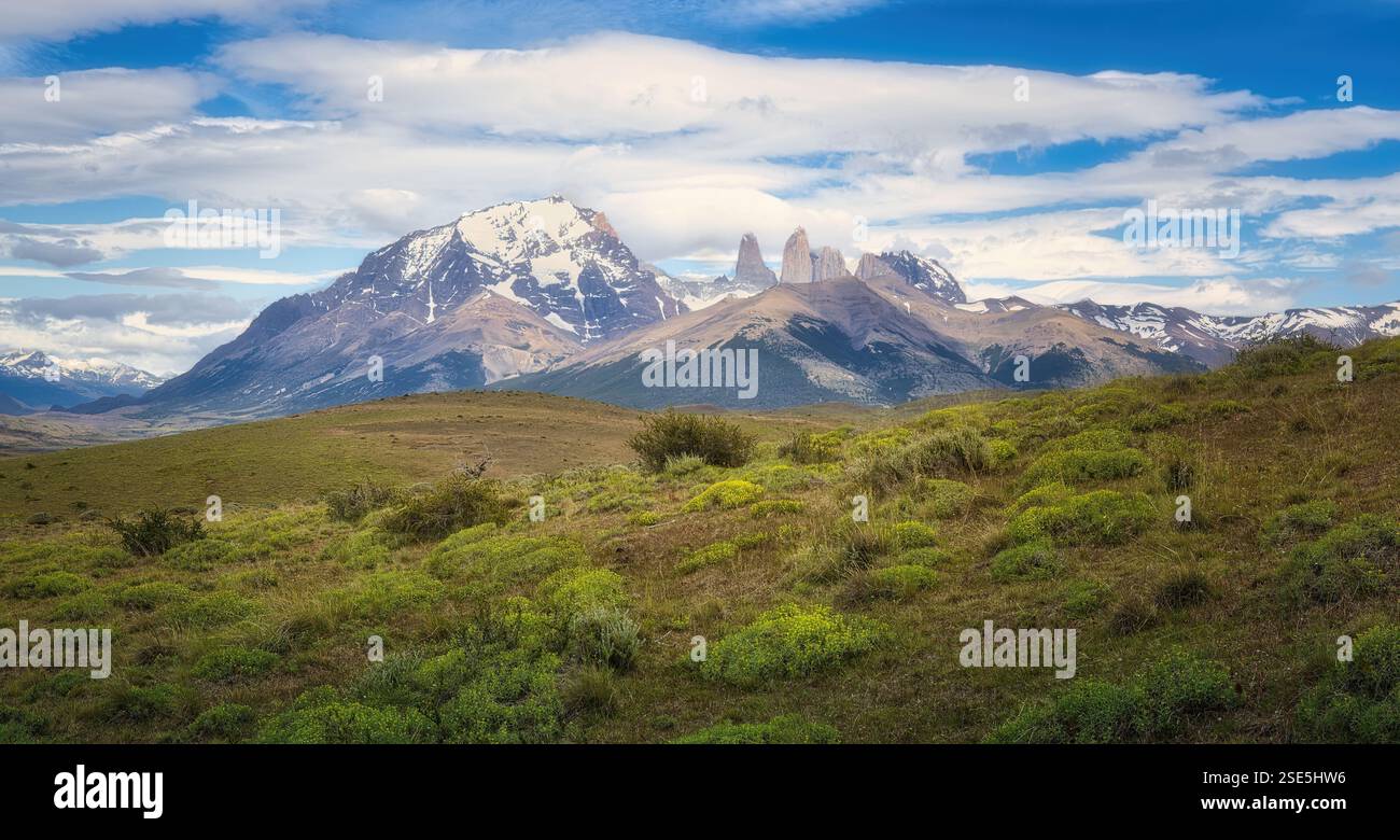 Die zerklüfteten Formationen des Paine-Massivs, einschließlich der ikonischen Türme von Paine im Nationalpark Torres del Paine, chilenisches Patagonien. Stockfoto