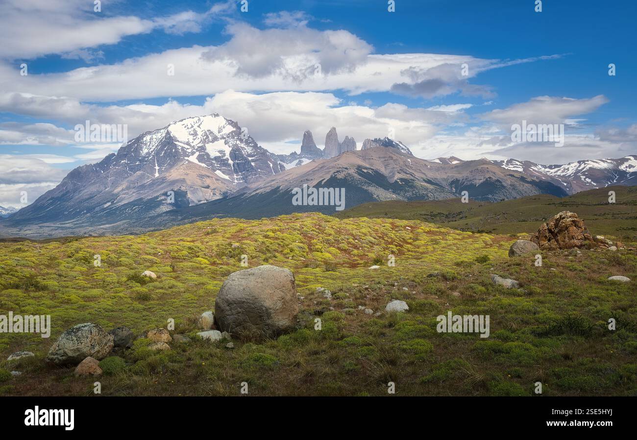 Die zerklüfteten Formationen des Paine-Massivs, einschließlich der ikonischen Türme von Paine im Nationalpark Torres del Paine, chilenisches Patagonien. Stockfoto