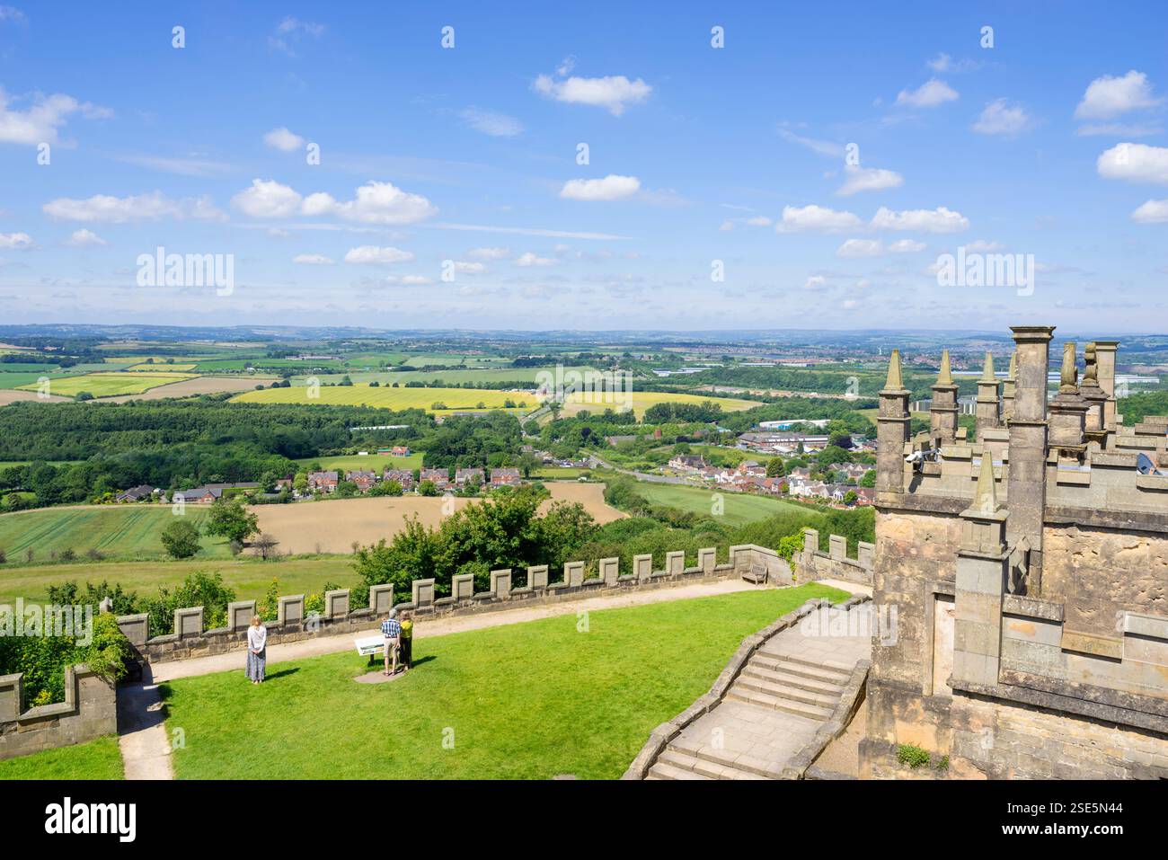Blick auf die Burg Bolsover auf die Burgmauern von Bolsover und das Vale of Scarsdale vom Spaziergang auf Bolsover Castle Bolsover Derbyshire England Großbritannien GB Europa Stockfoto