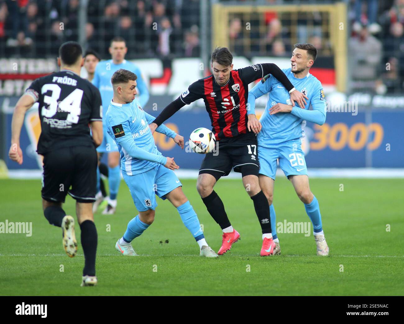 München, Deutschland, 08. Februar 2025 Fussball, Herren, 3.Liga, Saison 2024/2025, TSV 1860 München - FC Ingolstadt 04, Grünwalder Stadion Julian Guttau (TSV 1860 München) mit Max Besuschkow (FC Ingolstadt 04) und Philipp Maier (TSV 1860 München) (v.l.n.r.) im Zweikampf, Kampf um den Ball die DFB-Vorschriften verbieten jede Verwendung von Fotografien als Bildsequenzen und/oder Quasi-Video Stockfoto