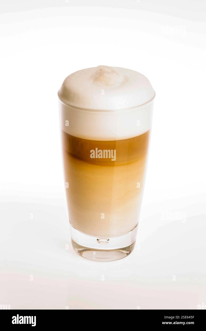 café Macchiatto mit weißem Hintergrund, mallorca, spanien Stockfoto