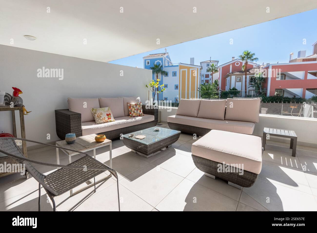 Eine Balkonterrasse mit verschiedenen Sofas und Stühlen in luxuriösen mediterranen Appartementhäusern Stockfoto