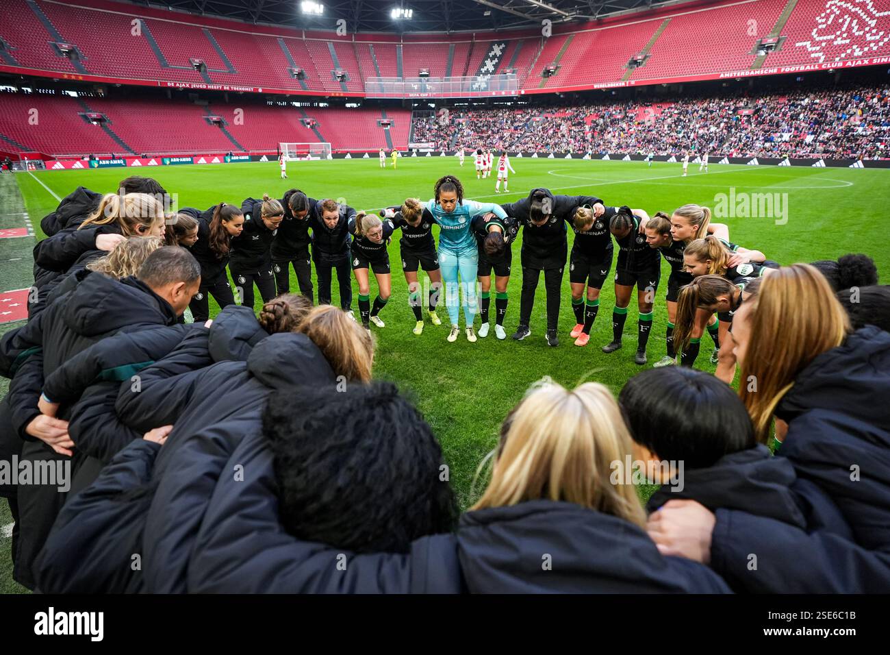 Amsterdam, Niederlande. Februar 2025. Amsterdam - Spieler des Feyenoord V1 während der fünfzehnten Runde der Azerion Vrouwen Eredivisie in der Saison 2024/2025. Das Spiel findet am 8. Februar 2025 in der Johan Cruijff Arena zwischen Ajax V1 und Feyenoord V1 in Amsterdam statt. Credit: Box to Box Pictures/Alamy Live News Stockfoto