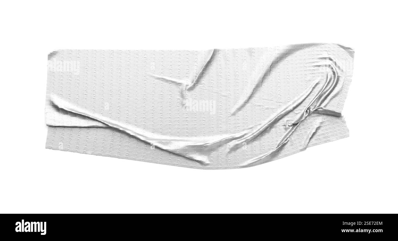 Zerknitterter Streifen silbernen Klebebandes auf weißem Hintergrund, Draufsicht Stockfoto