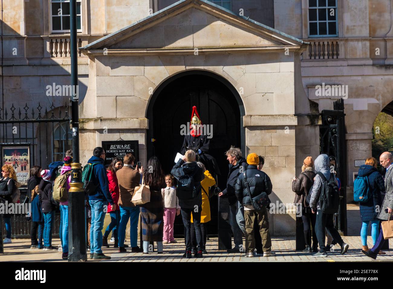 Großartige Nahaufnahme eines berittenen Soldaten der Blues und Royals im Dienst bei der berühmten Horse Guards, Hauptquartier der Household Kavallerry Mounted... Stockfoto