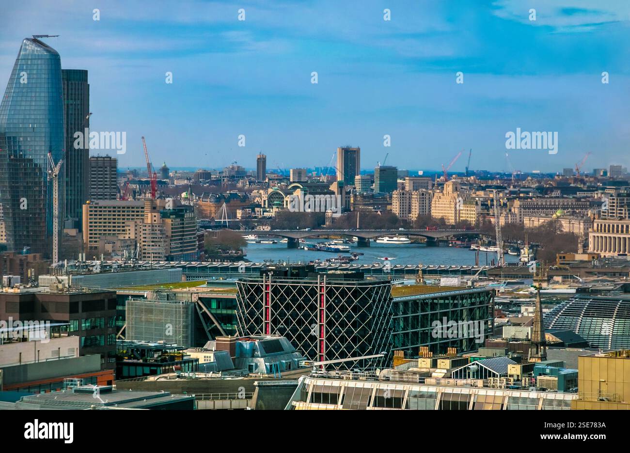 Ein herrlicher Panoramablick auf Londons South Bank, Victoria Embankment, Waterloo Bridge über die Themse und die berühmte... Stockfoto