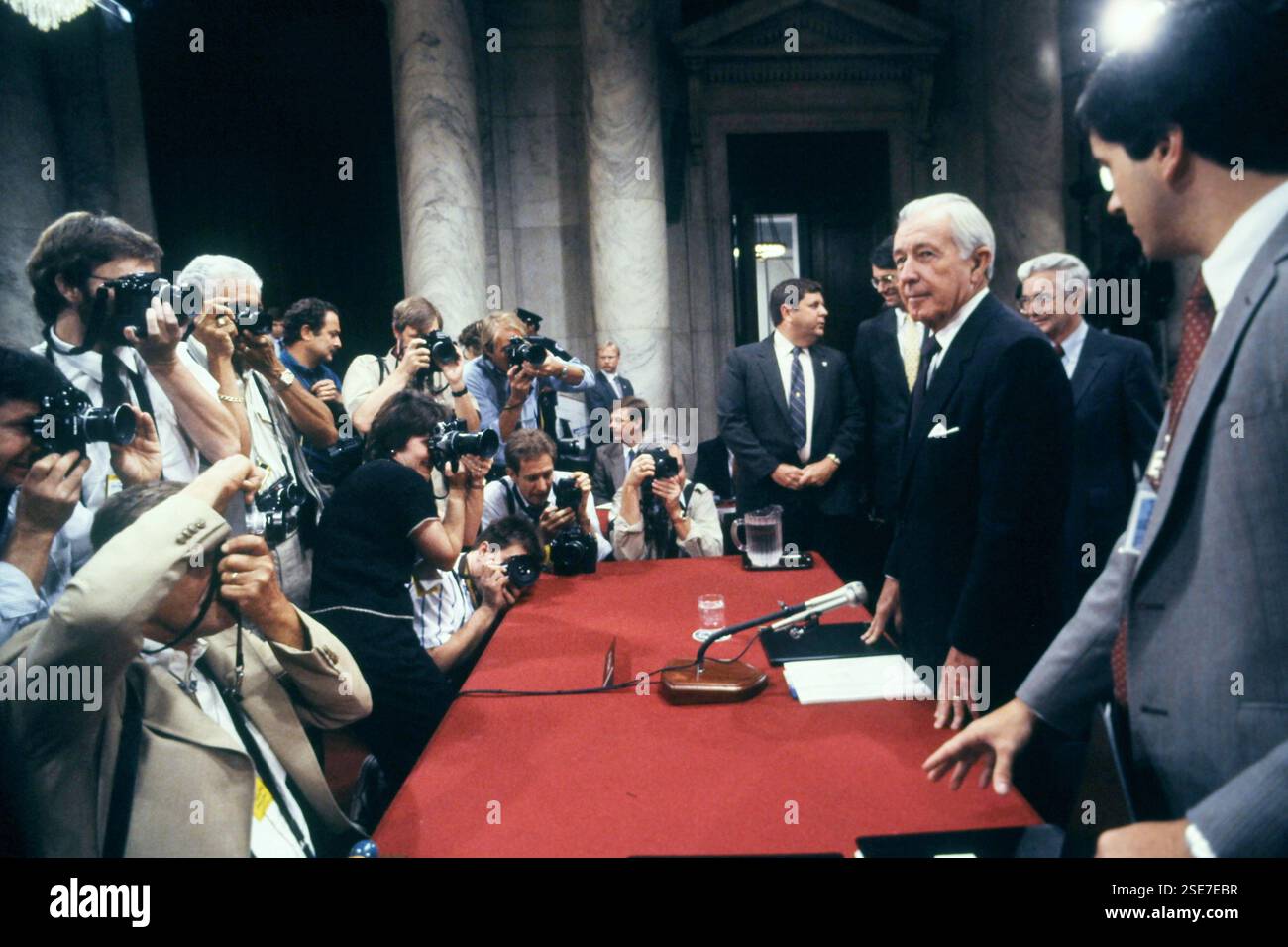 Donald Regar, bevor er vor dem Senatskomitee für Iran aussagte Contra Foto von Dennis Brack BB91 Stockfoto