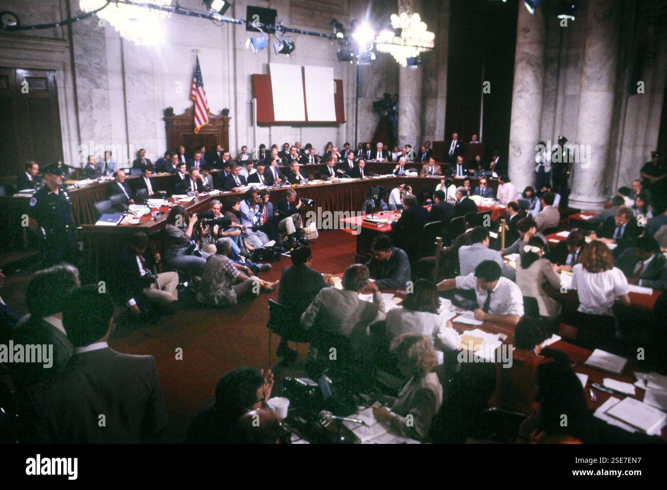 Oliver North testet vor einem Senatskomitee für Iran Contra-Foto von Dennis Brack BB91 Stockfoto