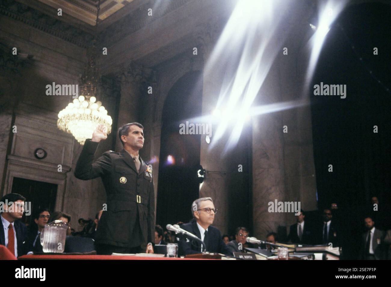 Oliver North testet vor einem Senatskomitee für Iran Contra-Foto von Dennis Brack BB91 Stockfoto